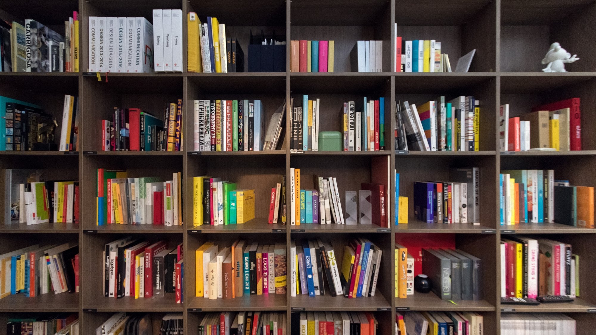 Estantería oscura llena de libros de diseño