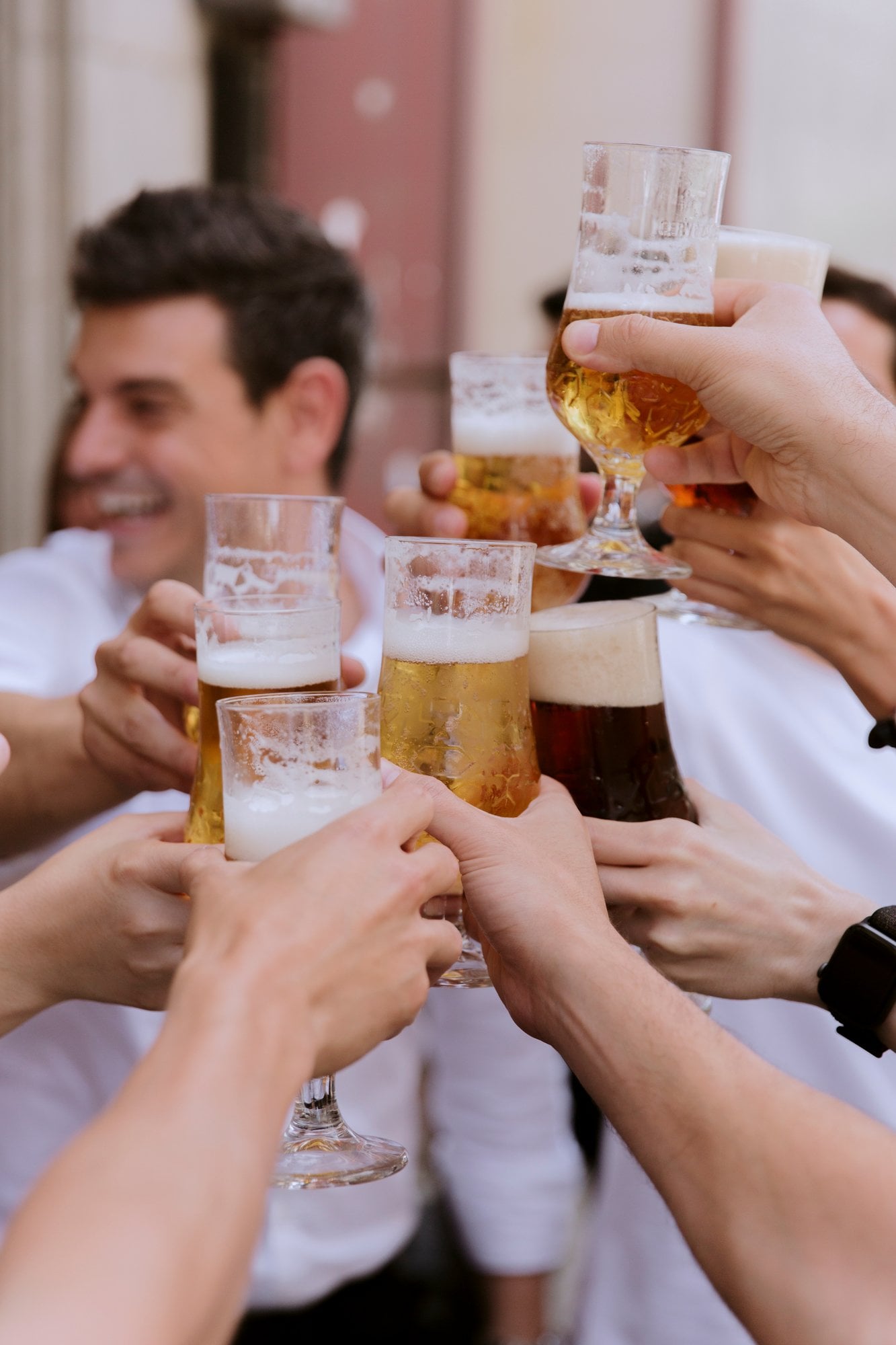 Compañeros brindando con cervezas